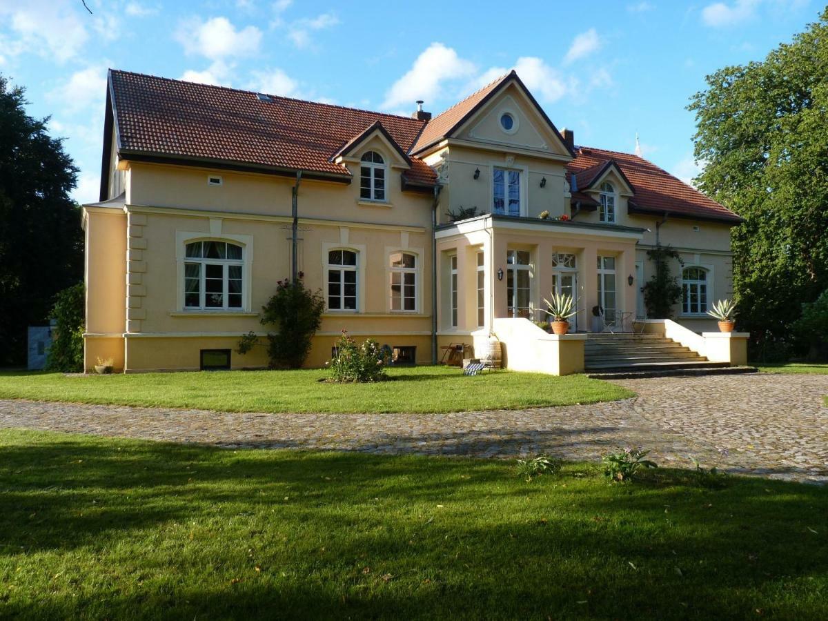 Exklusive Ferienwohnungen Im Gutshaus Viezen Bernitt Экстерьер фото